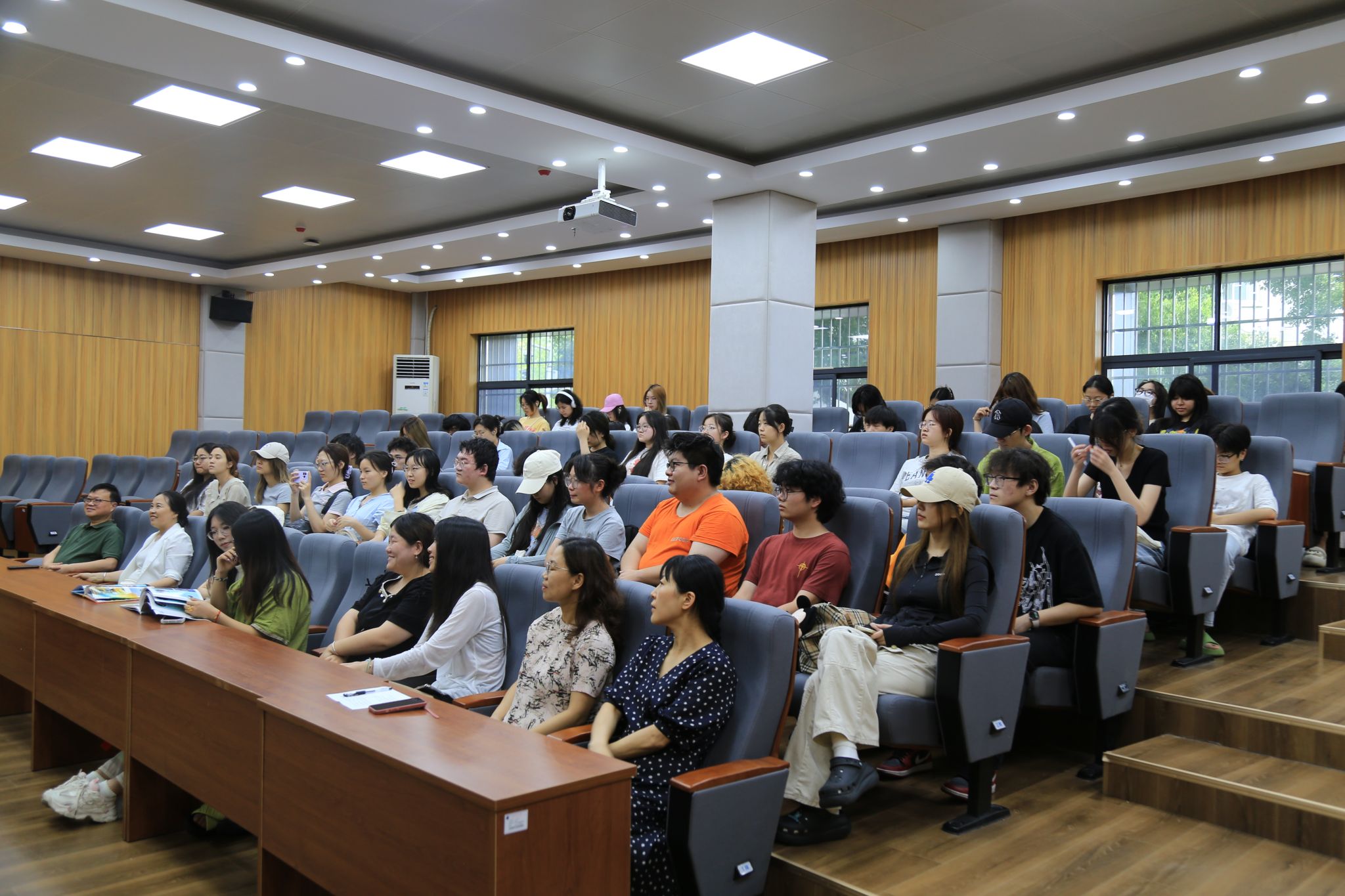 知名学者艺媒论坛：刘震副教授讲座《AI时代影像的在场书写》顺利举行
