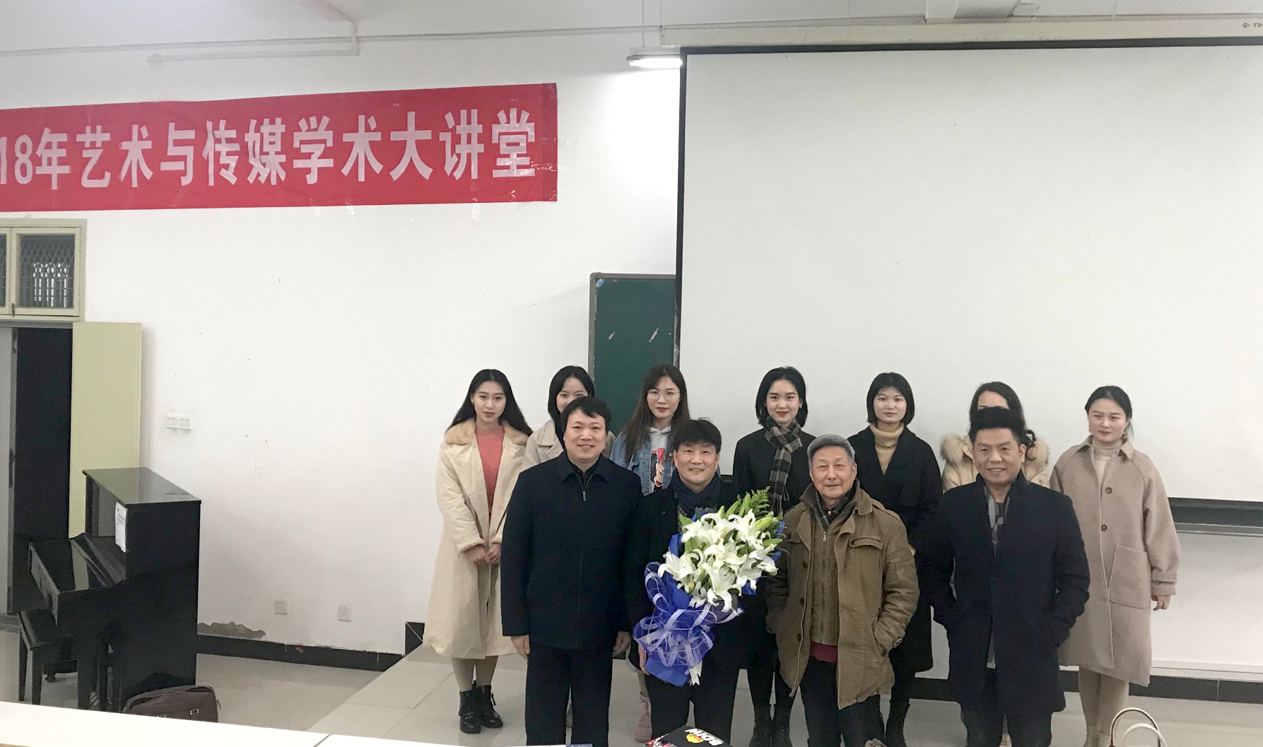 演唱完毕,中南民族大学副教授刘婷对学生的表演做了点评.