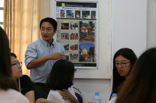 与学生交流2.jpg